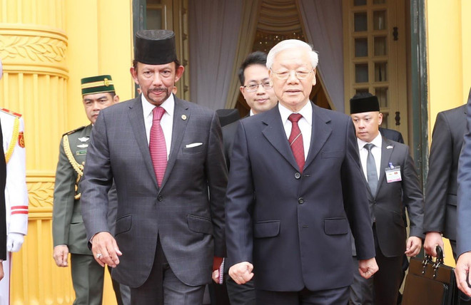 Tổng Bí thư, Chủ tịch nước Nguyễn Phú Trọng tiễn Quốc vương Brunei Darussalam Sultan Haji Hassanal Bolkiah. (Ảnh: Trí Dũng/TTXVN) Tuyên bố chung về thiết lập quan hệ Đối tác toàn diện Việt Nam-Brunei ảnh 2
