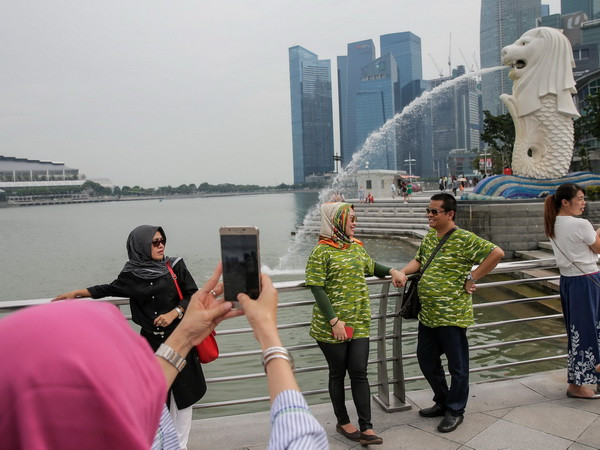 Khách du lịch tại Singapore. (Nguồn: EPA/TTXVN) Người nước ngoài vẫn đổ xô đến Singapore bất chấp chi phí đắt đỏ ảnh 1