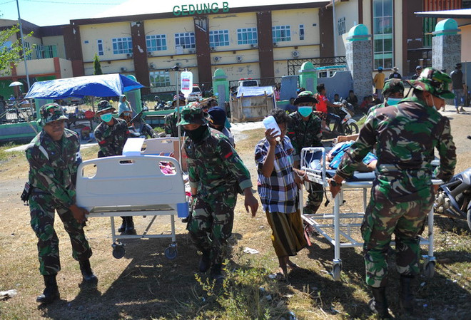 Con số thiệt mạng đã lên gần 350 người sau động đất ở Indonesia ảnh 1