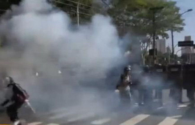 Đụng độ giữa cảnh sát và người biểu tình ở Sao Paulo ảnh 1