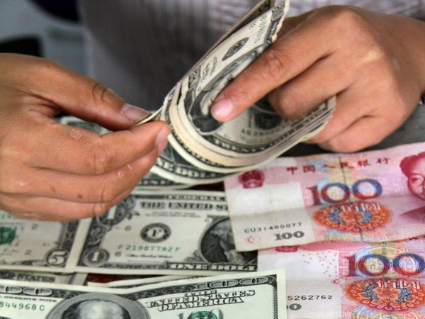 Kiểm đồng USD và nhân dân tệ tại ngân hàng ở Sơn Đông. (Nguồn: THX/TTXVN) Dự trữ ngoại tệ của Trung Quốc tăng lên trên 3.800 tỷ USD ảnh 1