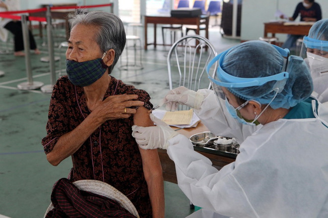 Nhân viên y tế tiêm vaccine phòng COVID-19 cho người cao tuổi, người có bệnh lý nền tại các quận, huyện trên địa bàn. (Ảnh: Trần Lê Lâm/TTXVN) Ngày 18/12: 15.895 người mắc mới COVID-19, 248 trường hợp tử vong ảnh 2