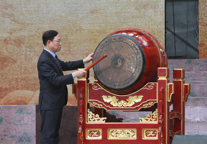 Chủ tịch UBND tỉnh Bắc Giang Lê Ánh Dương đánh trống khai hội. (Ảnh: Danh Lam/TTXVN) ttxvn_1603_khoi nghia yen the (2).jpeg