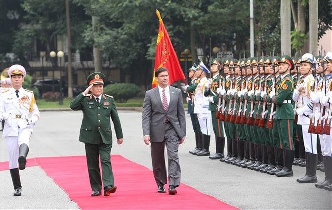 Đại tướng Ngô Xuân Lịch, Bộ trưởng Bộ Quốc phòng, và Bộ trưởng Quốc phòng Hoa Kỳ Mark Esper duyệt đội danh dự Quân đội nhân dân Việt Nam. (Ảnh: Dương Giang/TTXVN) Đưa quan hệ quốc phòng Việt Nam-Hoa Kỳ đi vào chiều sâu và hiệu quả ảnh 2