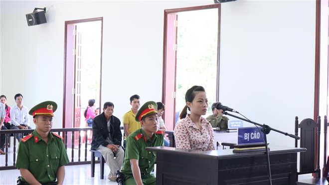 Bị cáo Thủy tại phiên tòa. (Ảnh: Đậu Tất Thành/TTXVN) Giằng co do mâu thuẫn, vợ đâm chồng chết gục tại chỗ ảnh 1