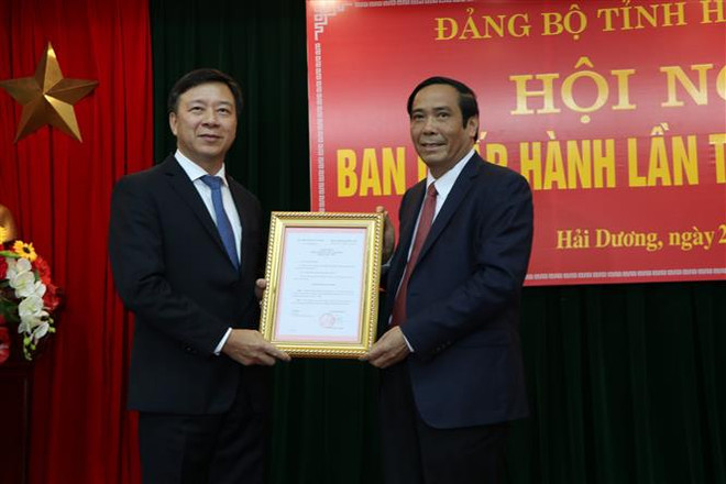 Phó Trưởng Ban thường trực Ban Tổ chức Trung ương Nguyễn Thanh Bình (bên phải) trao Quyết định của Ban Bí thư chuẩn y ông Phạm Xuân Thăng giữ chức Phó Bí thư Tỉnh ủy Hải Dương nhiệm kỳ 2015-2020. (Ảnh: Mạnh Minh/TTXVN) Chuẩn y ông Phạm Xuân Thăng giữ chức Phó Bí thư Tỉnh ủy Hải Dương ảnh 1