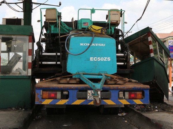 Bình Dương: Xe tải tông sập cabin trạm thu phí, 1 nhân viên bị thương ảnh 1