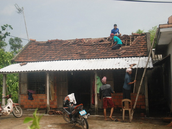 Quảng Bình: Lốc xoáy làm hơn 40 căn nhà tốc mái, 5 người bị thương ảnh 1