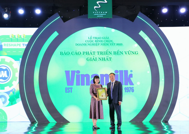 Đại diện Vinamilk nhận Giải Nhất Báo cáo PTBV trong Cuộc bình chọn doanh nghiệp niêm yết 2023. vinamilk bao cao5.jpg