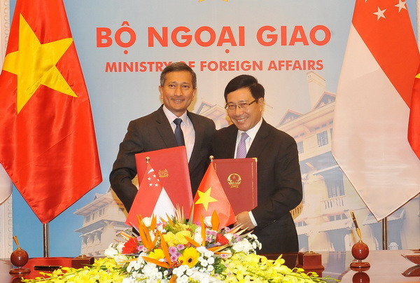 Phó Thủ tướng Phạm Bình Minh hội đàm Bộ trưởng Ngoại giao Singapore ảnh 2