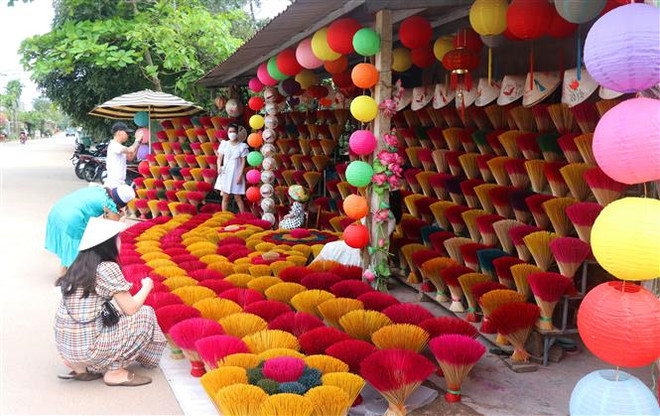 Những bó “hoa” hương bung xòe với nhiều màu sắc rực rỡ thu hút du khách thập phương. (Ảnh: Tường Vi/TTXVN) Làng nghề truyền thống gìn giữ hồn Tết cổ truyền dân tộc ảnh 5