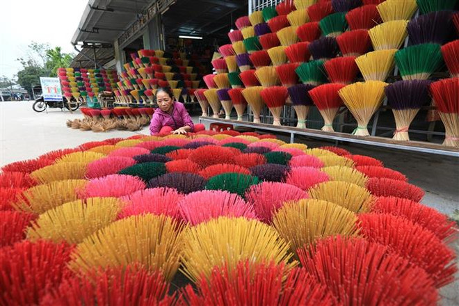 Người dân Thủy Xuân đã phát triển làng nghề truyền thống trở thành một sản phẩm du lịch độc đáo. Cả dãy phố Huyền Trân Công Chúa tràn ngập sắc màu rực rỡ của hương. (Ảnh: Thành Đạt/TTXVN) Làng nghề truyền thống gìn giữ hồn Tết cổ truyền dân tộc ảnh 6