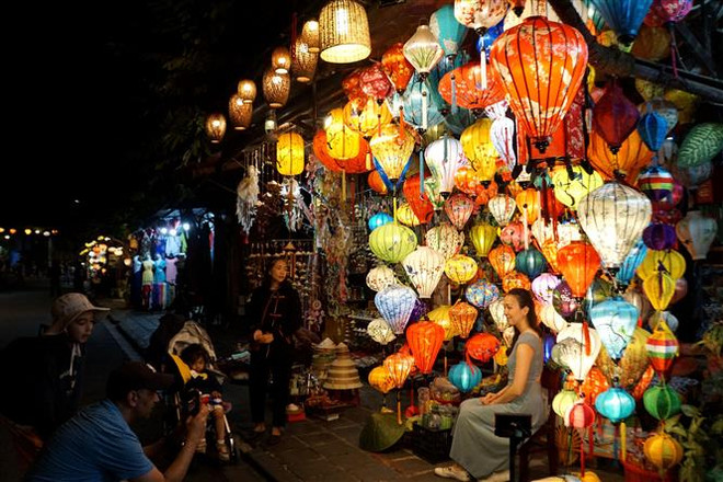 Đèn lồng được treo và bày bán trên các tuyến phố cổ ở thành phố Hội An. (Ảnh: Trịnh Bang Nhiệm/TTXVN) Làng nghề truyền thống gìn giữ hồn Tết cổ truyền dân tộc ảnh 4