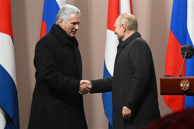Tổng thống Nga Vladimir Putin (phải) và Chủ tịch Cuba Miguel Diaz-Canel tại cuộc gặp ở Moskva ngày 22/11/2022. (Ảnh: AFP/TTXVN) Cuba và Nga sẽ đưa quan hệ hợp tác kinh tế lên tầm cao mới ảnh 1