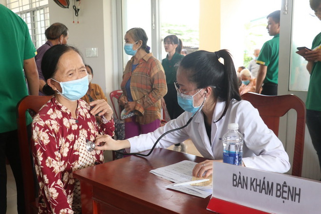 Bến Tre: Khám bệnh miễn phí, tặng quà Tết cho người nghèo ảnh 1