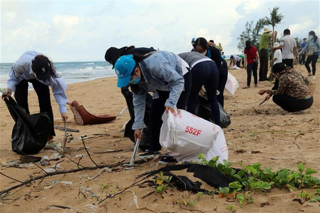 Ra quân thu gom gần 100 tấn rác thải trên bờ biển Phú Quốc ảnh 1