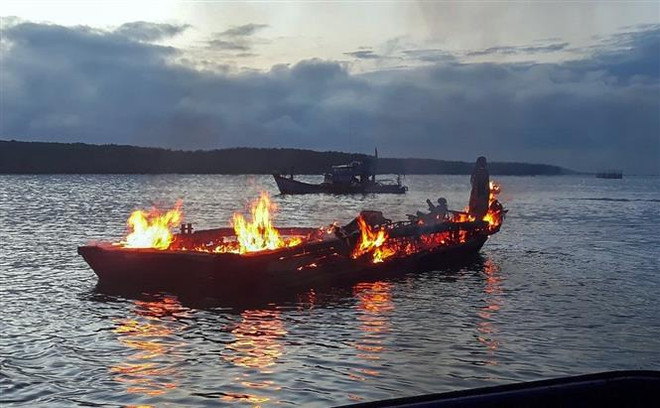 Cứu hộ thành công các thuyền viên trên tàu bị cháy tàu ở sông Lòng Tàu ảnh 1