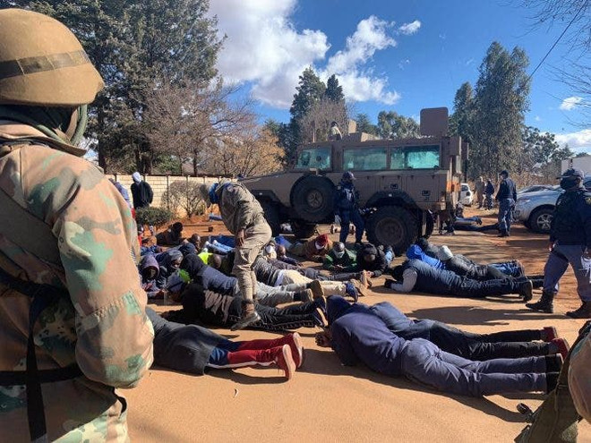 Nam Phi: 200 người có thể đang bị bắt làm con tin tại một nhà thờ ảnh 1