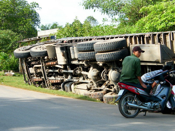 Xe chở vật liệu lật đè lên xe máy, 2 người tử vong tại chỗ ảnh 1