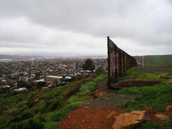 Bang California đề xuất dự luật cản trở xây tường biên giới với Mexico ảnh 1