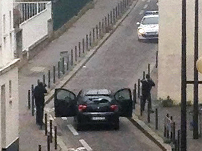 Thủ tướng Pháp: Đã bắt một số người để truy lùng các tay súng ảnh 1