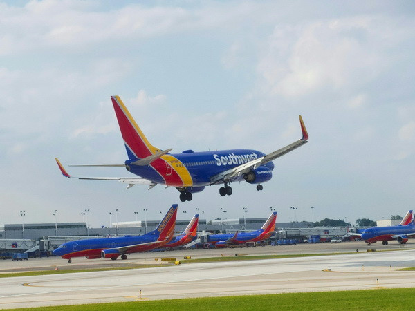 Máy bay Southwest Airlines hạ cánh khẩn cấp do sự cố động cơ ảnh 1