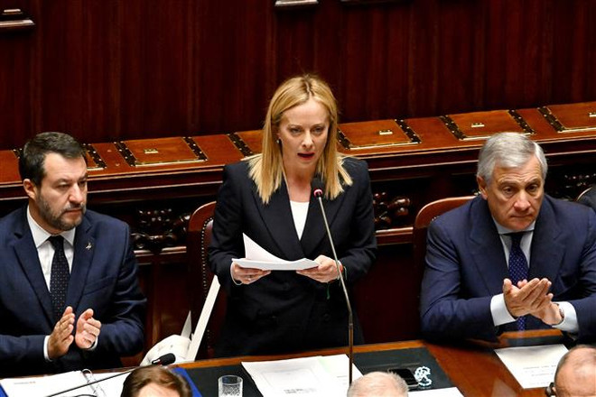 Thủ tướng Italy Giorgia Meloni (giữa) phát biểu trong một phiên họp Quốc hội ở Rome. (Ảnh: AFP/TTXVN) Chính phủ Italy thông qua dự thảo ngân sách năm 2023 ảnh 1