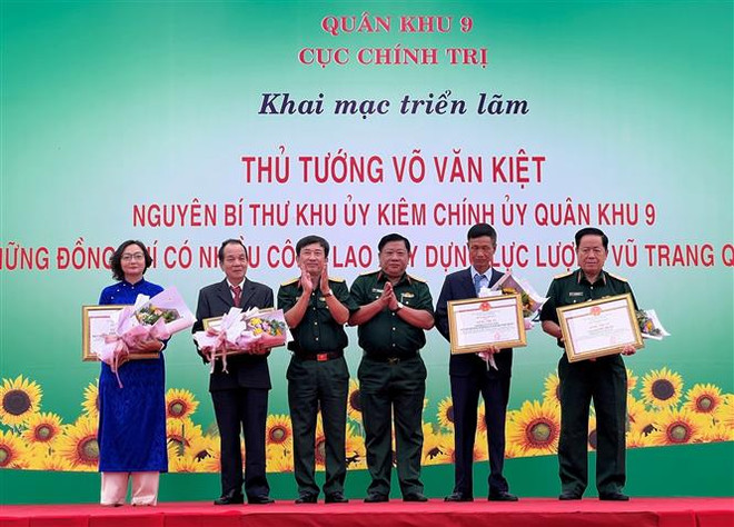 Những hình ảnh đẹp của Thủ tướng Võ Văn Kiệt trong xây dựng Quân khu 9 ảnh 2