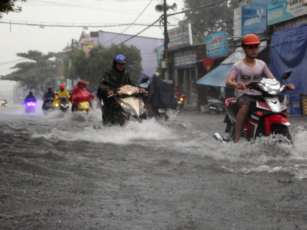 TP.HCM: Mưa lớn kéo dài, nhiều tuyến đường bị ngập nặng ảnh 1