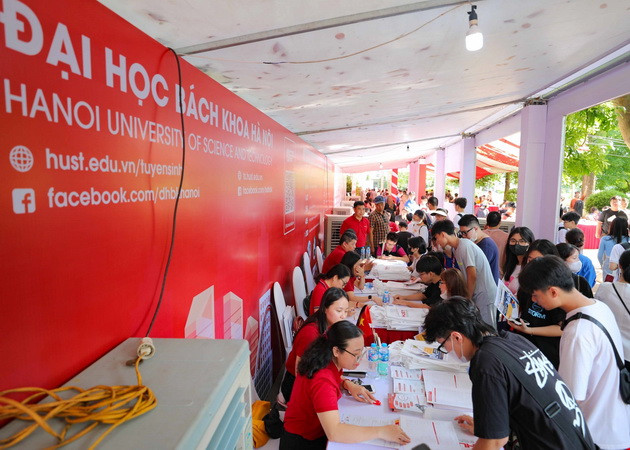 Gian tư vấn của đại học Bách khoa Hà Nội trong ngày hội. (Ảnh: Thanh Tùng/TTXVN) 72.000 thí sinh chỉ đăng ký 1 nguyện vọng tuyển sinh Đại học năm 2023 ảnh 2