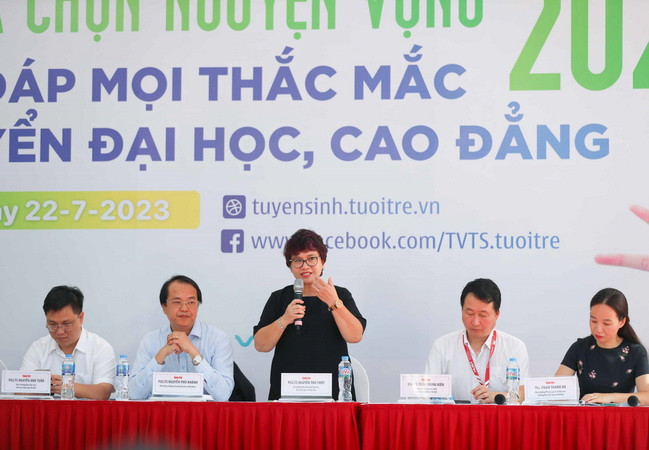 Phó Giáo sư-Tiến sỹ Nguyễn Thu Thủy, Vụ trưởng Vụ Giáo dục Đại học thuộc Bộ Giáo dục và Đào tạo phát biểu tại Ngày hội tư vấn lựa chọn nguyện vọng xét tuyển Đại học, Cao đẳng năm 2023. (Ảnh: Thanh Tùng/TTXVN) 72.000 thí sinh chỉ đăng ký 1 nguyện vọng tuyển sinh Đại học năm 2023 ảnh 1
