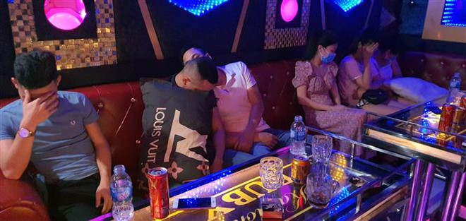 Các đối tượng sử dụng chất ma túy tại quán karaoke Ruby. (Ảnh: Trần Tĩnh/TTXVN) Quảng Nam: Liên tiếp phát hiện các quán karaoke mở giữa mùa dịch ảnh 1