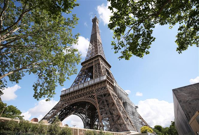 Tháp Eiffel tại thủ đô Paris, Pháp. (Ảnh: THX/TTXVN) Một đoạn cầu thang của Tháp Eiffel được bán đấu giá gần 300.000 euro ảnh 1