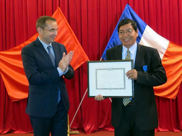 Pháp tặng Huân chương cho ông Nguyễn Văn Mễ và ông Bửu Ý ảnh 1