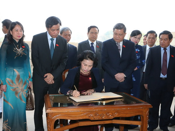 Chủ tịch Quốc hội Nguyễn Thị Kim Ngân ghi sổ vàng lưu niệm. (Ảnh: Trọng Đức/TTXVN) Việt Nam coi trọng phát triển quan hệ với các đảng chính trị Ấn Độ ảnh 2