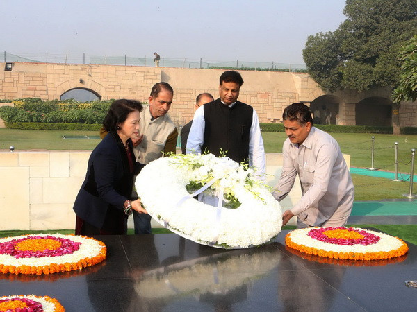Chủ tịch Quốc hội Nguyễn Thị Kim Ngân đến đặt vòng hoa tại Đài tưởng niệm Mahatma Gandhi Rajghat. (Ảnh: Trọng Đức/TTXVN) Việt Nam coi trọng phát triển quan hệ với các đảng chính trị Ấn Độ ảnh 1