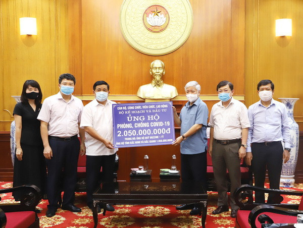 Bộ Kế hoạch-Đầu tư ủng hộ hơn 2 tỷ đồng cho công tác phòng, chống dịch ảnh 1