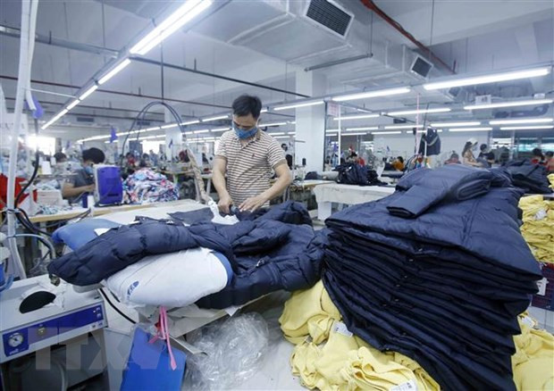 Sản xuất sản phẩm may mặc tại Công ty May Hưng Long, huyện Mỹ Hào, tỉnh Hưng Yên. (Ảnh: Phạm Kiên/TTXVN) Hiệp định EVFTA: Sản phẩm thời trang đón đầu những triển vọng mới ảnh 1