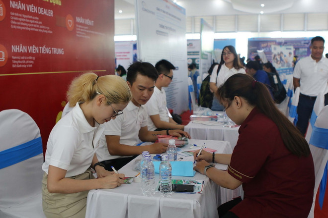 Sinh viên, học sinh và người lao động tham gia chương trình Tiếp sức người lao động và sàn giao dịch việc làm. (Ảnh: Thanh Vũ/TTXVN) TP.HCM: Gần 15.000 vị trí tuyển dụng tại sàn giao dịch việc làm ảnh 1