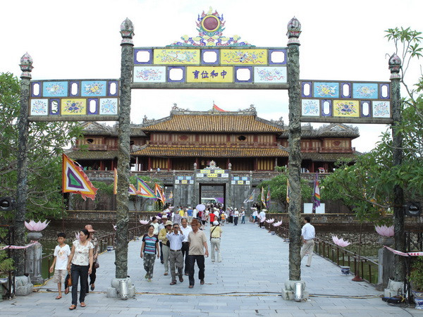 Huế: Khẳng định không chặt 3.500 cây xanh trên các tuyến phố ảnh 1