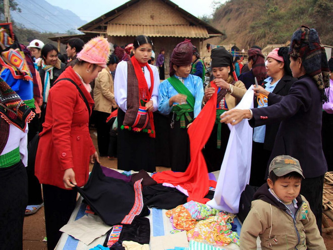 Tái hiện chợ phiên vùng cao Lào Cai tại Hội Xuân Ất Mùi 2015 ảnh 1