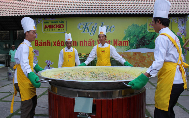 Trình làng chiếc bánh xèo xác lập kỷ lục lớn nhất Việt Nam ảnh 1
