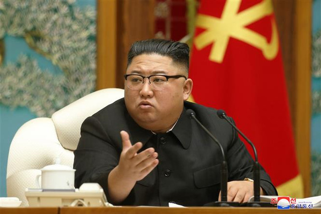 Nhà lãnh đạo Triều Tiên Kim Jong-un chủ trì hội nghị Bộ Chính trị Ban chấp hành Trung ương đảng Lao động Triều Tiên ở Bình Nhưỡng. (Ảnh: Yonhap/TTXVN) Triều Tiên họp bộ chính trị thảo luận công tác chuẩn bị đại hội đảng ảnh 1