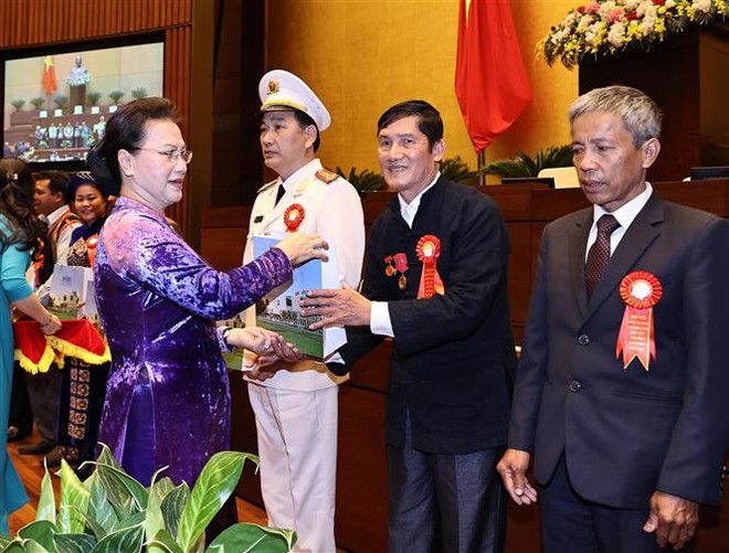 Chủ tịch Quốc hội Nguyễn Thị Kim Ngân tặng quà các đại biểu. (Ảnh: Trọng Đức/TTXVN) Gặp mặt Đoàn đại biểu dự Đại hội Biểu dương các mô hình học tập ảnh 4