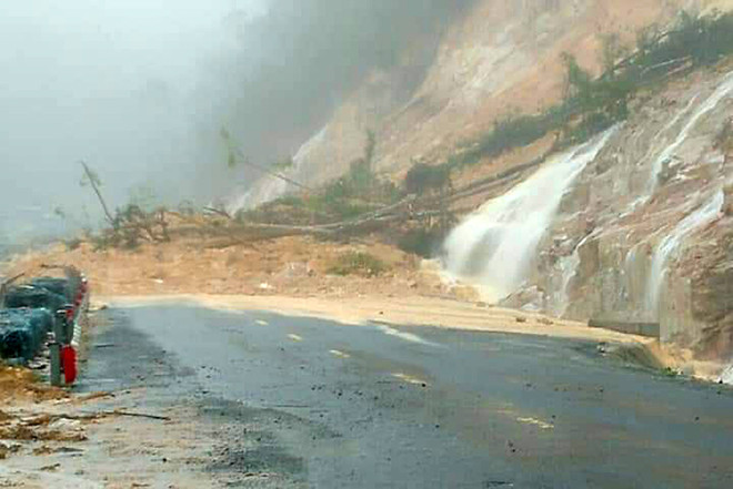 Đèo Khánh Lê sạt lở, đường Nha Trang-Đà Lạt bị chia cắt. (Nguồn: baokhanhhoa.vn) Mưa lớn gây sạt lở, tuyến đường Nha Trang đi Đà Lạt bị tê liệt ảnh 1