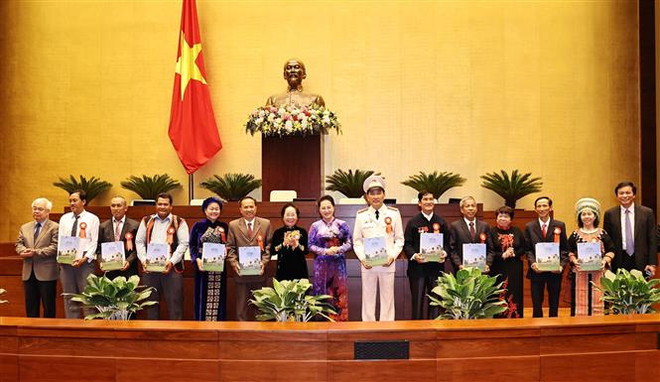 Chủ tịch Quốc hội Nguyễn Thị Kim Ngân tặng quà các đại biểu. (Ảnh: Trọng Đức/TTXVN) Gặp mặt Đoàn đại biểu dự Đại hội Biểu dương các mô hình học tập ảnh 2