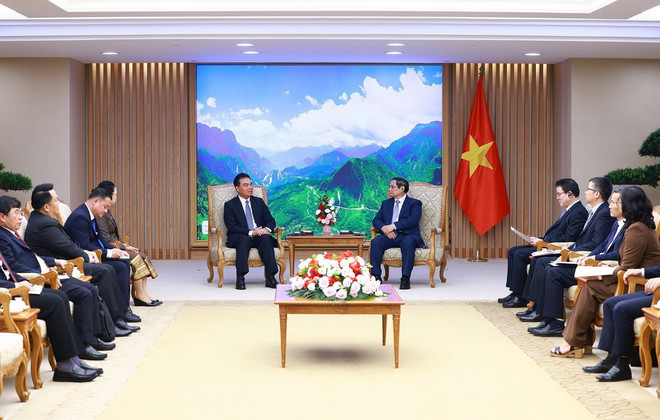 Bộ trưởng Bộ Kế hoạch và Đầu tư Lào Phet Phomphiphak, Chủ tịch Ủy ban hợp tác Lào-Việt Nam cùng đoàn công tác của Lào sang dự Hội nghị giữa kỳ đánh giá triển khai Thỏa thuận kế hoạch hợp tác Việt Nam-Lào năm 2024 và Rà soát, thúc đẩy Hiệp định hợp tác song phương hai nước giai đoạn 2021-2025 tại Việt Nam. (Ảnh: Dương Giang/TTXVN) ttxvn_1908_pham minh chinh lao (3).jpg