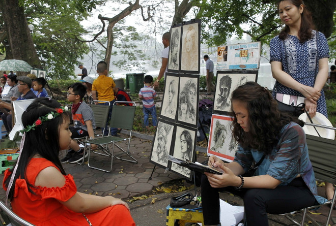 Phố đi bộ Hồ Gươm thu hút du khách dịp nghỉ lễ 30/4 và 1/5 ảnh 11