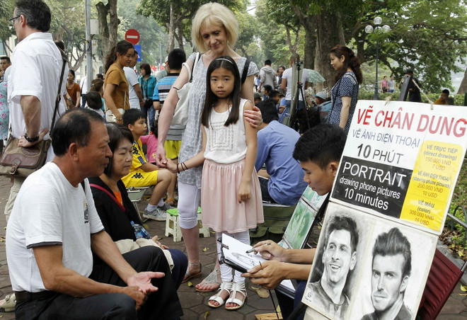 Phố đi bộ Hồ Gươm thu hút du khách dịp nghỉ lễ 30/4 và 1/5 ảnh 10