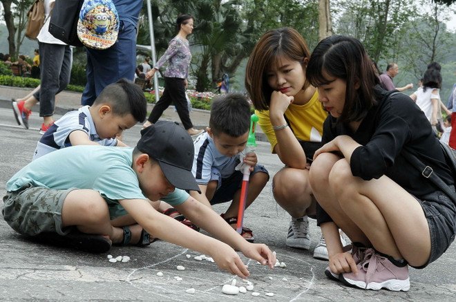 Phố đi bộ Hồ Gươm thu hút du khách dịp nghỉ lễ 30/4 và 1/5 ảnh 8